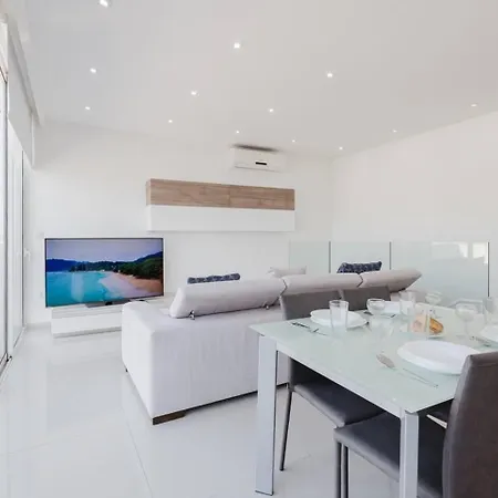 Seaside Escape 2bed With Views! By Homely * Is-Sellum