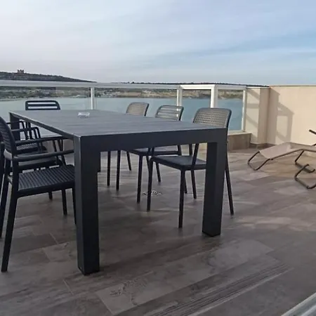 Seaside Escape 2bed With Views! By Homely Apartamento Is-Sellum