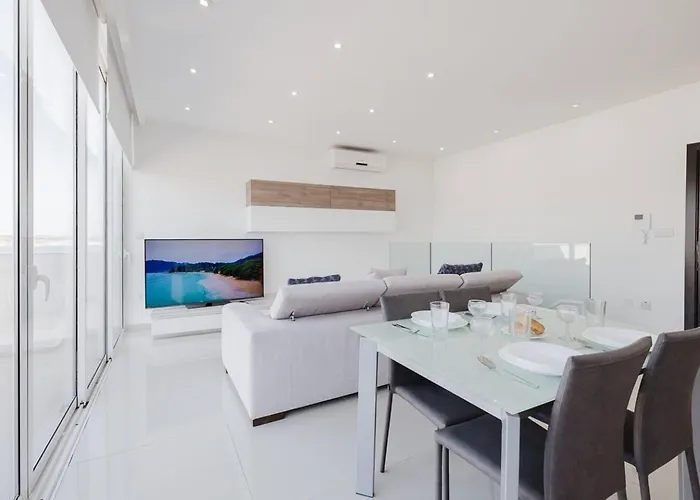 Seaside Escape 2bed With Views! By Homely * Is-Sellum