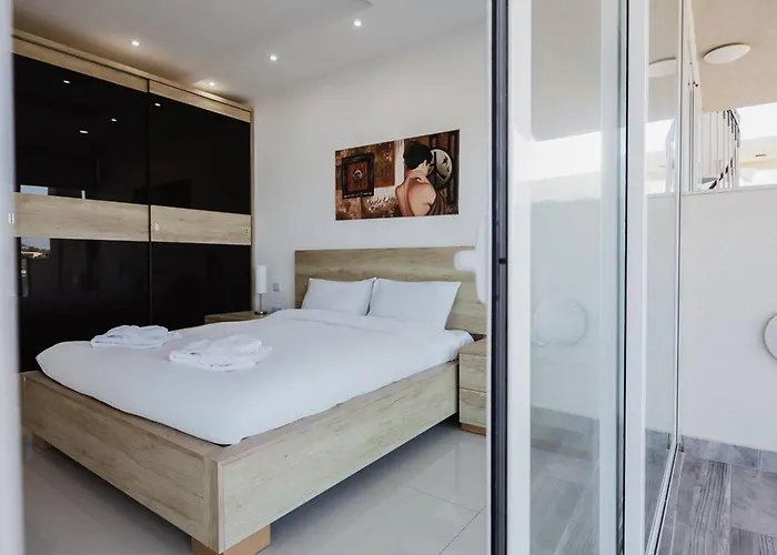 Seaside Escape 2bed With Views! By Homely Is-Sellum