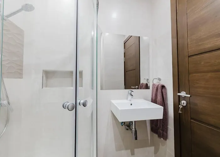 Seaside Escape 2bed With Views! By Homely *