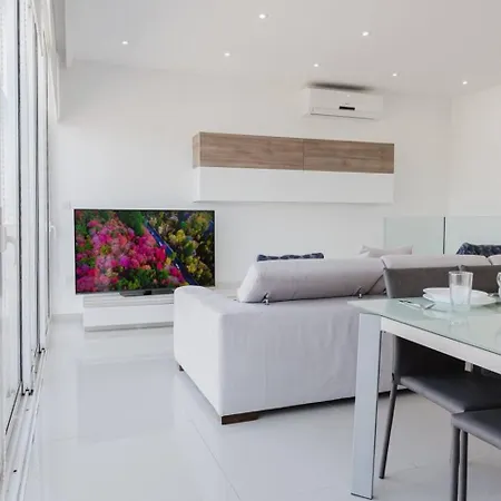 Seaside Escape 2bed With Views! By Homely Appartement Is-Sellum