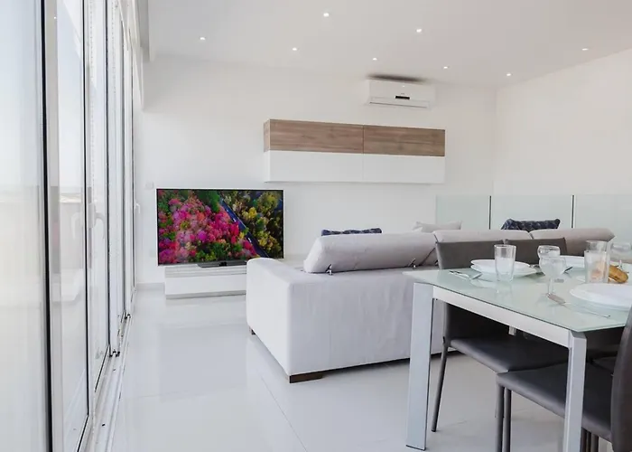 Seaside Escape 2bed With Views! By Homely Daire Is-Sellum