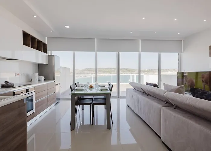 Seaside Escape 2bed With Views! By Homely Daire