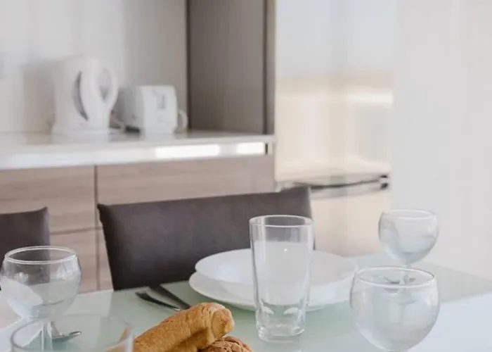 Apartment Seaside Escape 2bed With Views! By Homely *