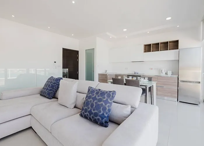 Seaside Escape 2bed With Views! By Homely Daire *