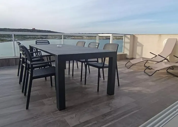 Seaside Escape 2bed With Views! By Homely Apartment Is-Sellum